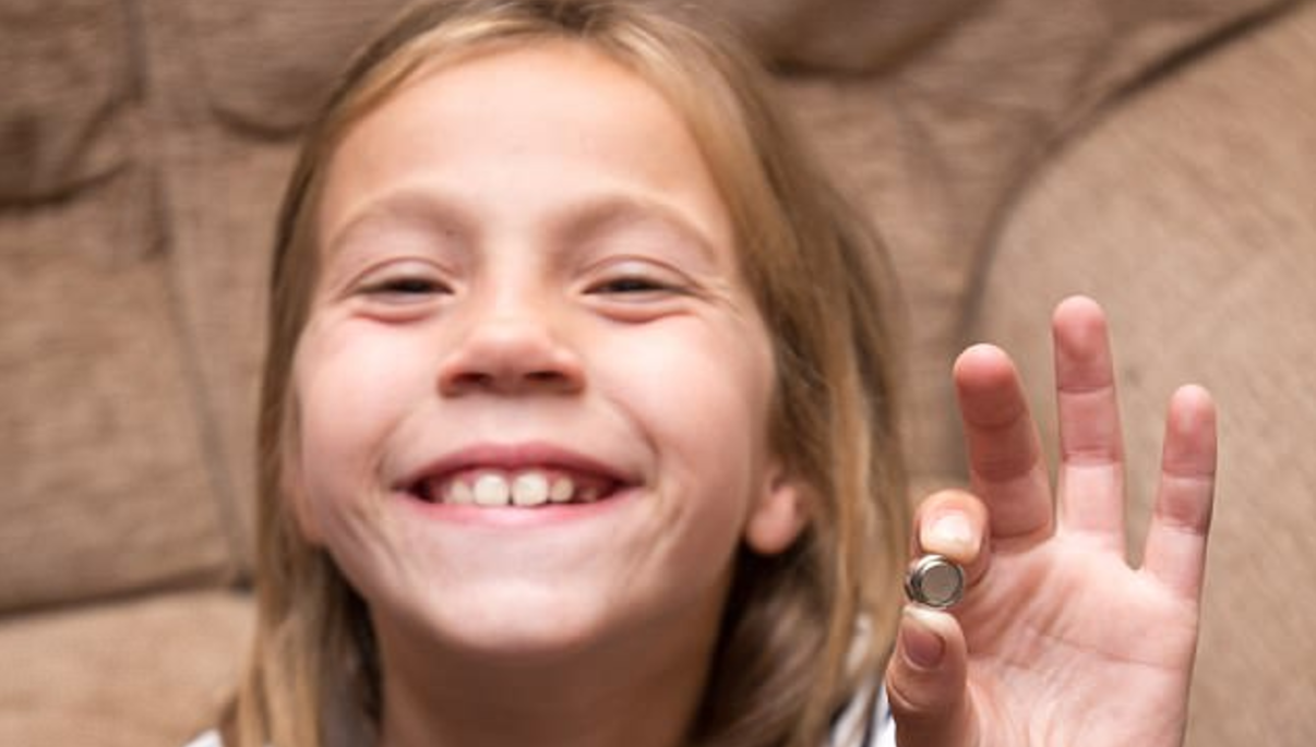 Семилетней британке грозят годы операций из-за батарейки в носу