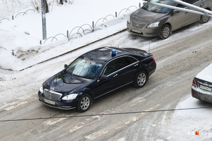Жители Екатеринбурга вычислили таинственного перекрывателя моста на ЖБИ в час пик