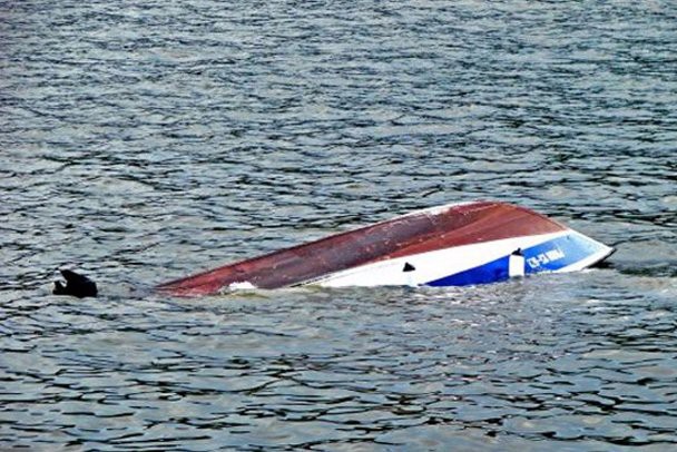 В Карелии следователи СК России работают на месте происшествия на Ладожском озере, где перевернулась лодка с несовершеннолетними