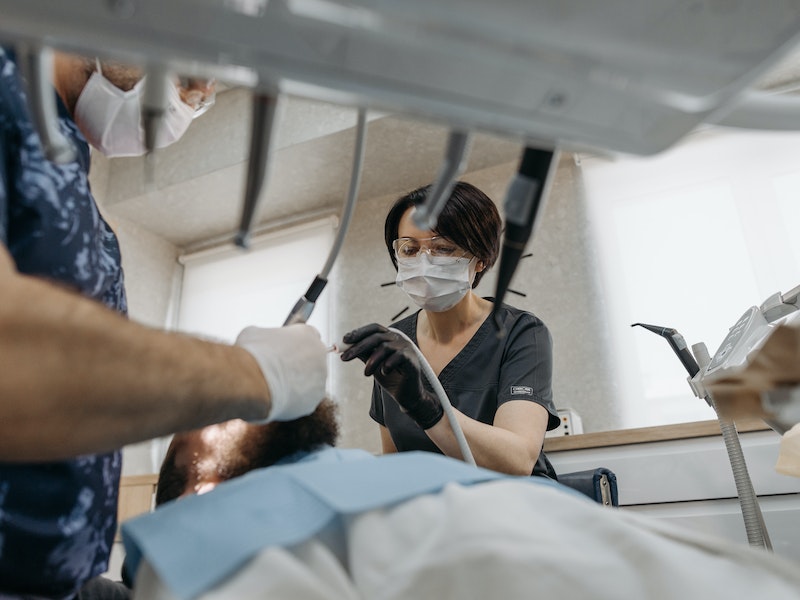 Из-за плохой гигиены зубов мудрости возрастает риск кариеса