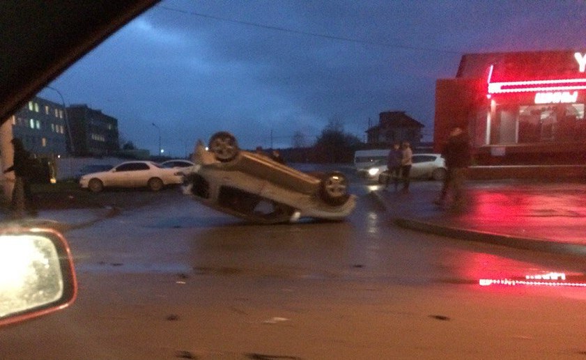 В Екатеринбурге после столкновения автомобиль перевернулся на крышу