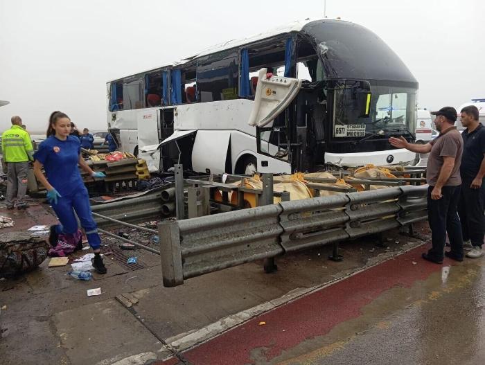 В Тульской области автобус с пассажирами врезался в опору на трассе: пострадали почти 40 человек | В ДТП с автобусом в Тульской области пострадали 39 человек