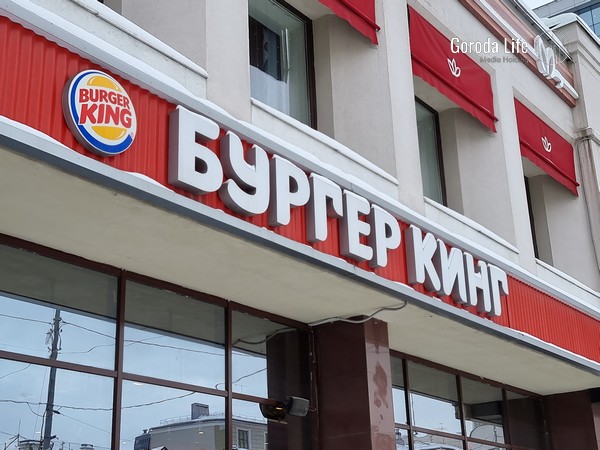 В Люберцах пьяный мужчина разгромил «Бургер Кинг», его с трудом задержали | В Люберцах недовольный пьяный клиент разгромил «Бургер Кинг»