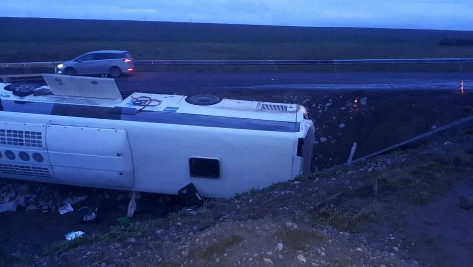 Автобус с 40 пассажирами опрокинулся на трассе под Иркутском