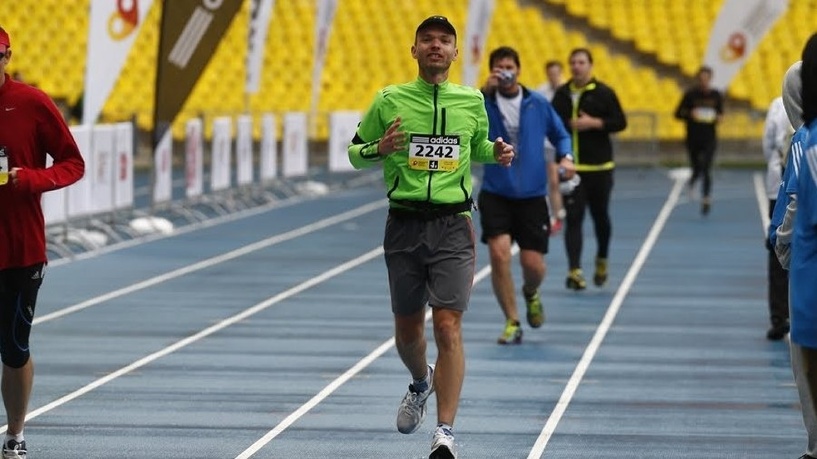 Некогда объяснять, мажьте соски вазелином. Директор школы бега рассказывает, как готовиться к марафону «Европа-Азия»