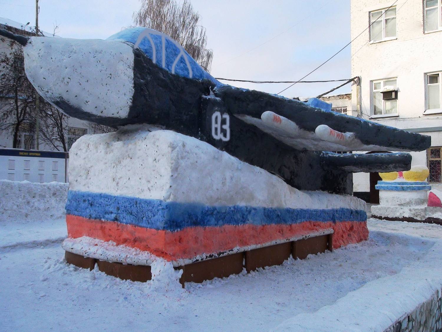 В колонии Екатеринбурга создали из снега самолет СУ-24, сбитый в Сирии