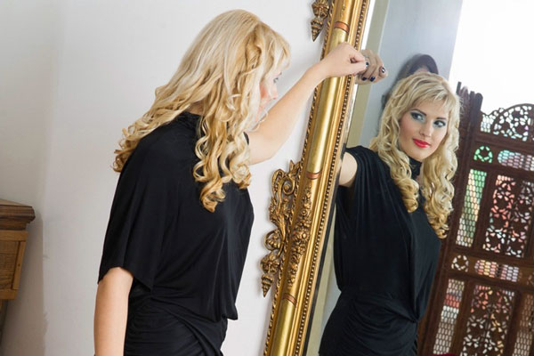 Забирает силы и энергию: россиянам объяснили, когда зеркало может стать источником неприятностей