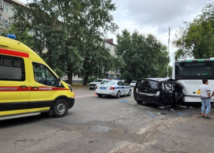 Honda Freed врезался в маршруткув Благовещенске: пострадали пять человек | В Благовещенске легковушка столкнулась с автобусом