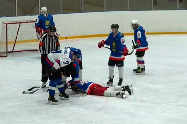Российский чиновник скончался во время игры в хоккей | В Архангельске во время хоккейного матча умер заместитель главы администрации