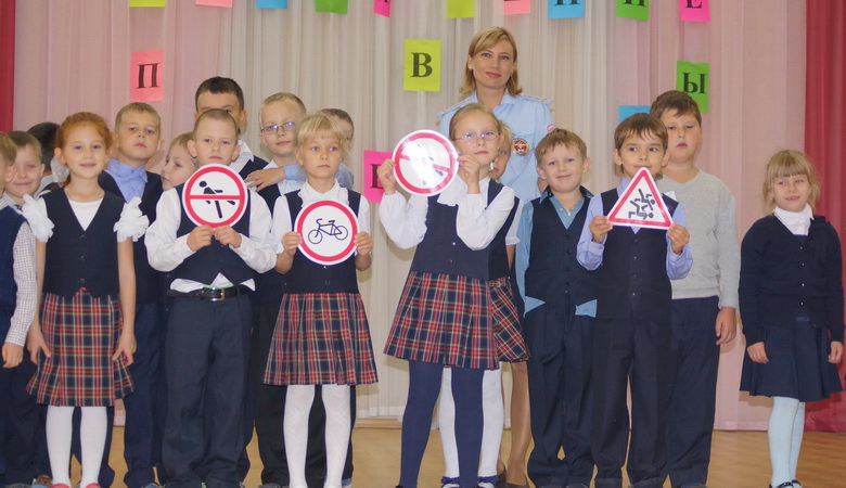 Сотрудники Госавтоинспекции посвятили первоклассников Владивостока в пешеходы