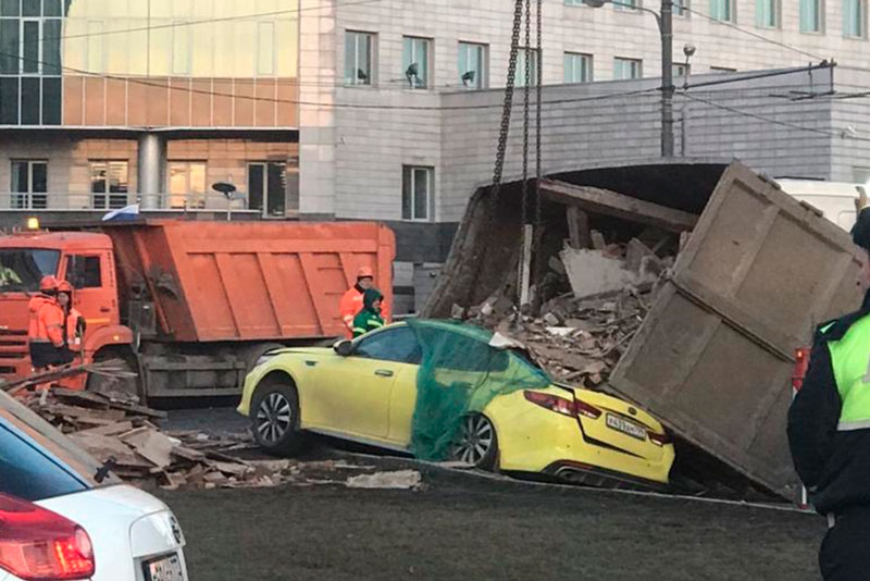 В центре Москвы мусорный контейнер раздавил такси