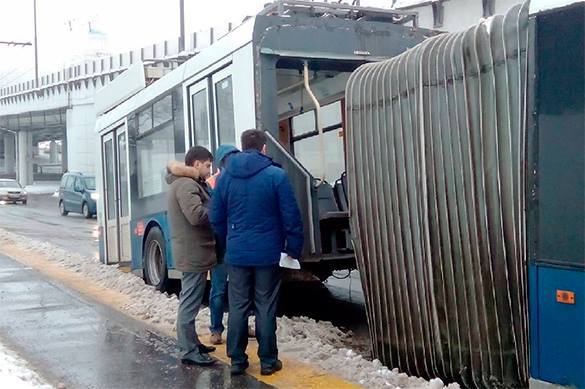 В Москве прицеп с "гармошкой" решил поехать отдельно от троллейбуса