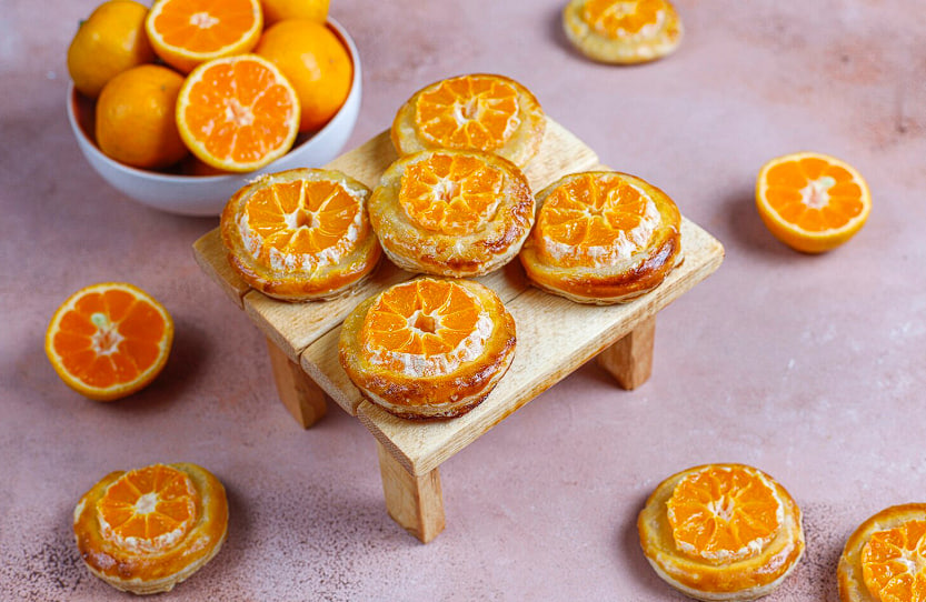 Готовлю слоеные цитринки к чаю: просто беру пачку теста и заворачиваю мандаринку - всего 15 минут, никакой возни и чистая кухня