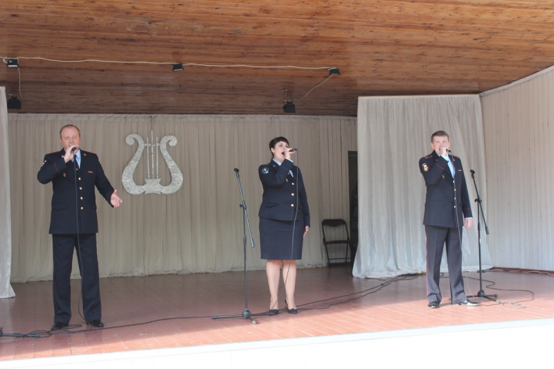 В Брянской области сотрудники полиции выступили с концертом перед жителями областного центра