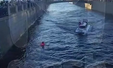 Автомобиль с людьми утонул в Обводном канале после ДТП в Петербурге. Видео  | В Санкт-Петербурге машина вылетела в Обводный канал