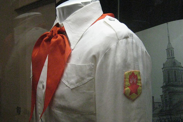 В КПРФ объяснили, почему нельзя возвращать пионерский галстук в школьную форму