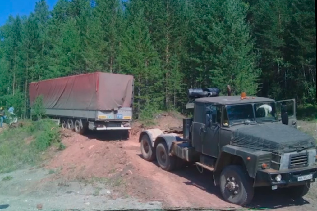 Под Красноярском дальнобойщик попал в аварию и две недели жил в кабине фуры