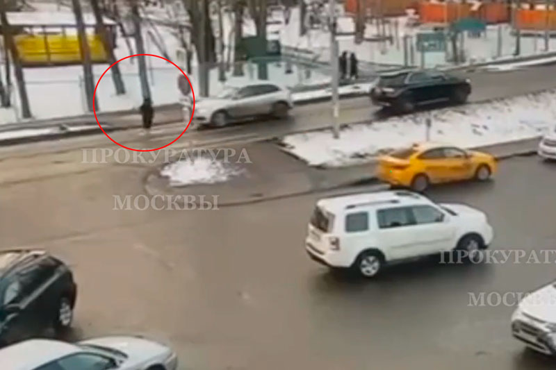 В Новой Москве 26-летняя девушка сбила 12-летнюю школьницу на пешеходном переходе | Девушка за рулём Audi сбила 12-летнюю школьницу в Новой Москве