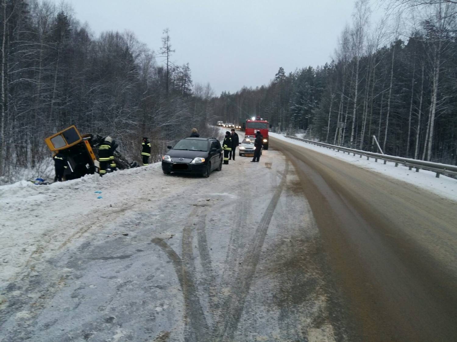 СРОЧНО! На Среднем Урале перевернулся автобус, предварительно пострадали пять человек