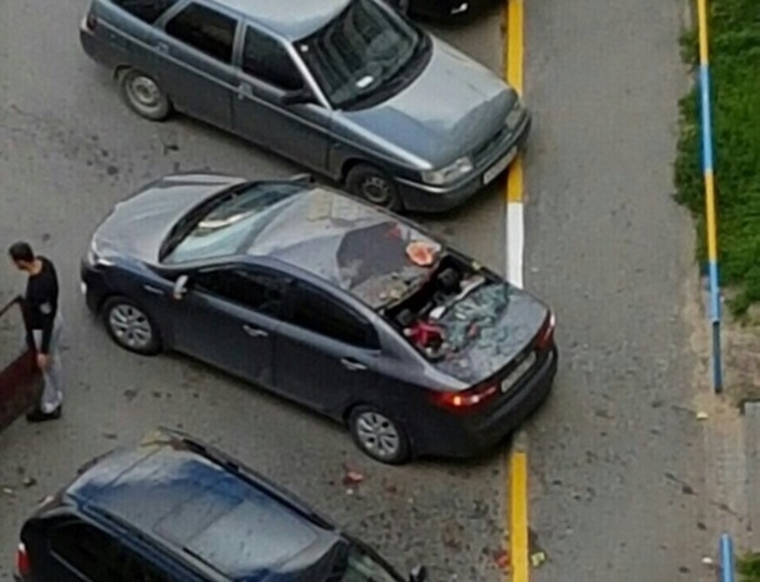 В Сургуте летающий арбуз помял автомобиль