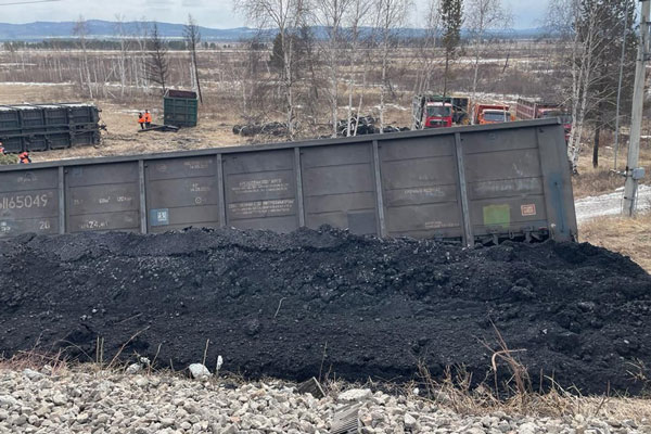 В Забайкалье с рельсов сошли 9 полувагонов с углём и 3 цистерны с топливом | В Забайкалье 12 вагонов поезда сошли с рельсов