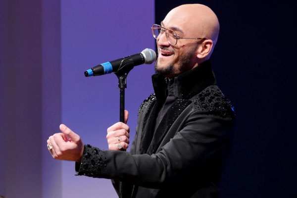 В Москве финалисту шоу «Голос» приятель проломил голову пылесосом | В Москве избили финалиста шестого сезона шоу «Голос»