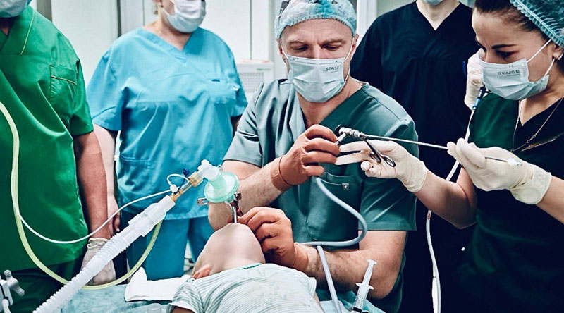 Случайно вдохнул: мальчик полгода проходил с пластиковым колпачком внутри легких | Врачи центра Рошаля удалили пластиковый колпачок из легких 8-летнего мальчика