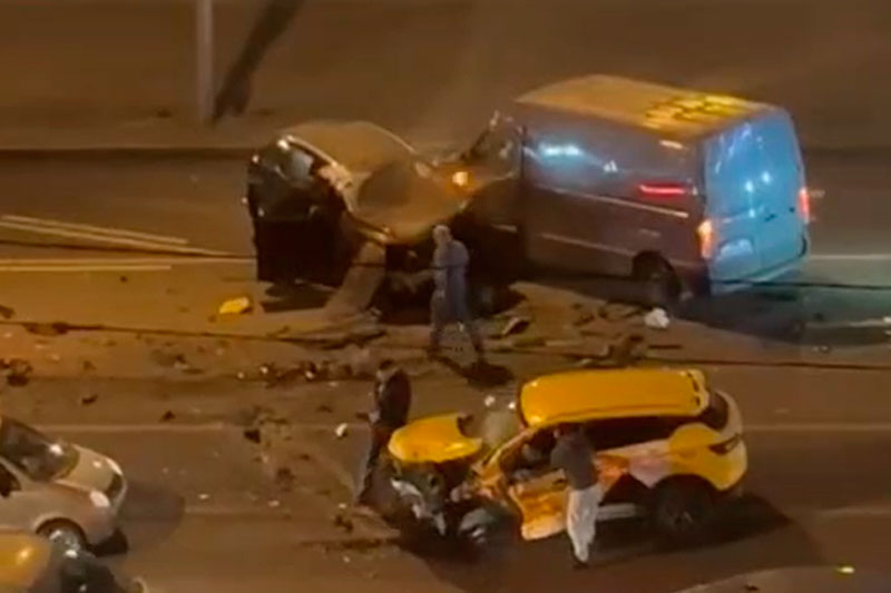 В ДТП с участием такси в Москве погиб один человек. Видео | В Москве в ДТП с четырьмя машинами погиб человек