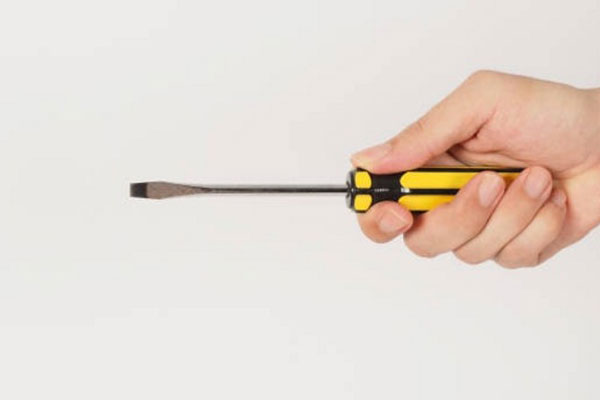 В Новосибирске мужчина с отверткой погнался за женщиной с ребенком