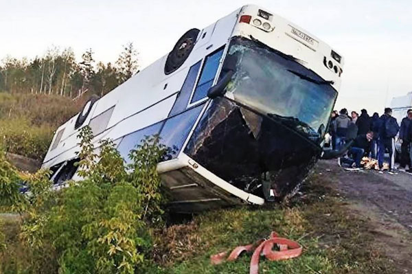 Туристический автобус перевернулся на трассе в Карелии
