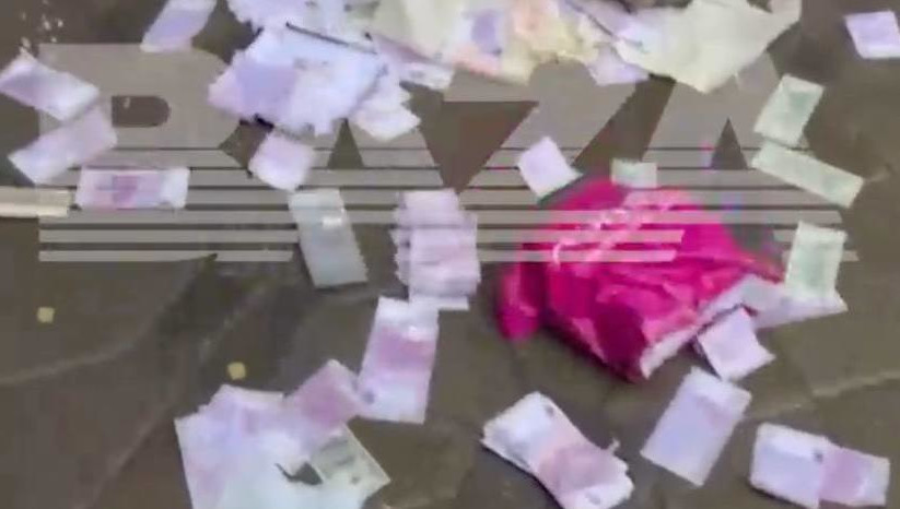 В сеть попало видео, как житель Москвы выкидывает из окна деньги после визита ФСБ​