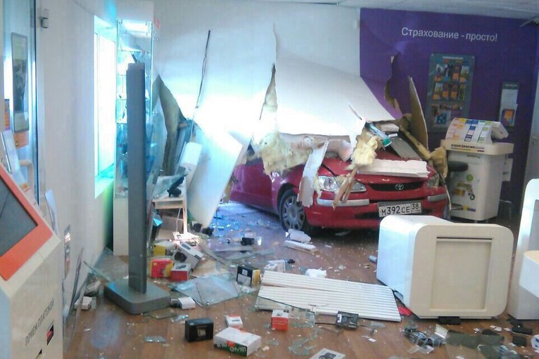 Автомобиль Toyota Spacio въехал в павильон сотовой связи в Байкальске