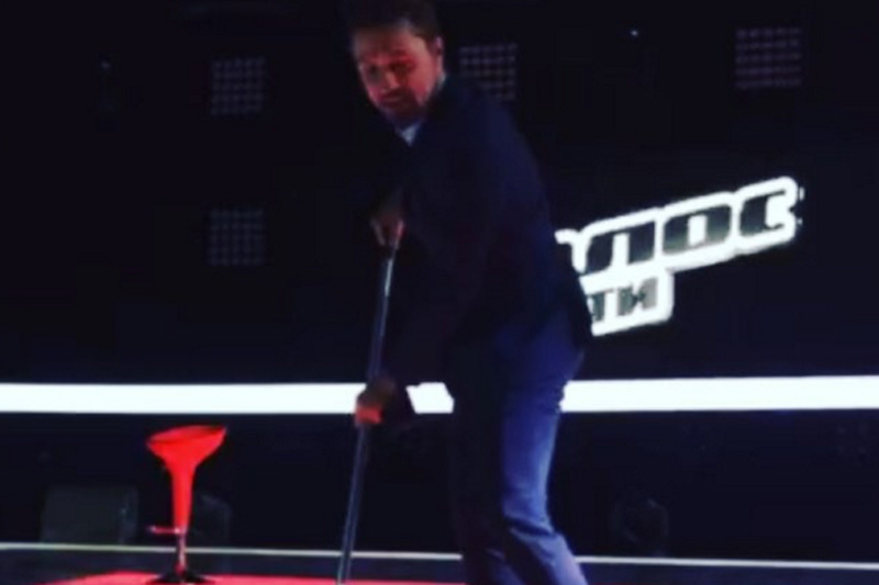 Дима Билан моет полы на «Первом канале»