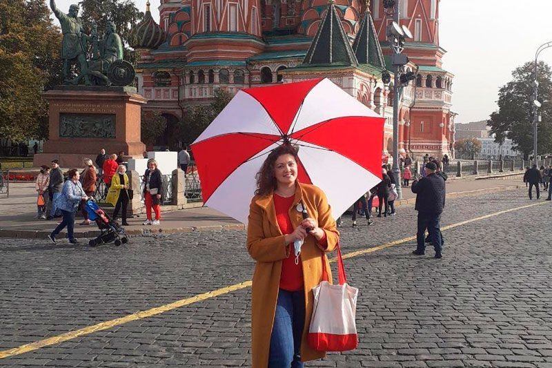 В Москве девушку задержали на Красной площади за красно-белый зонт