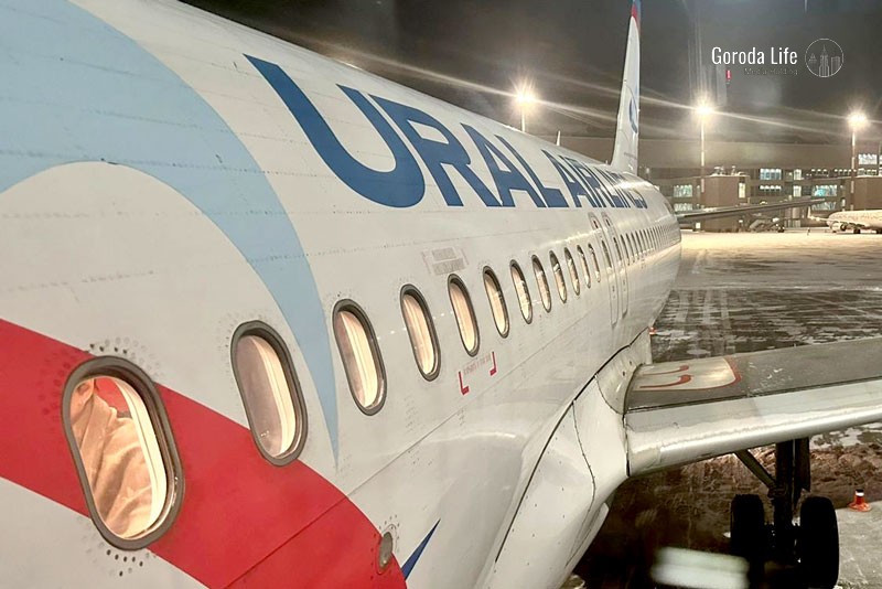 Инцидент на борту: потасовка между пассажирами и экипажем самолета «Уральских авиалиний» из Сочи в Москву | На борту самолёта «Уральских авиалиний» пассажиры подрались с экипажем