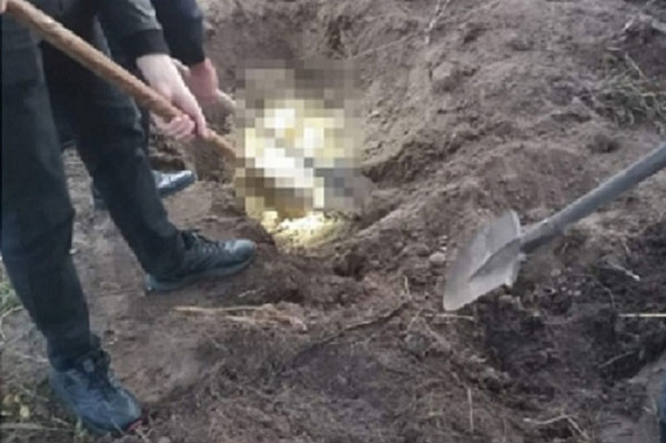 Отрыли уже труп: житель Нижегородской области закопал свою тещу под забором на огороде