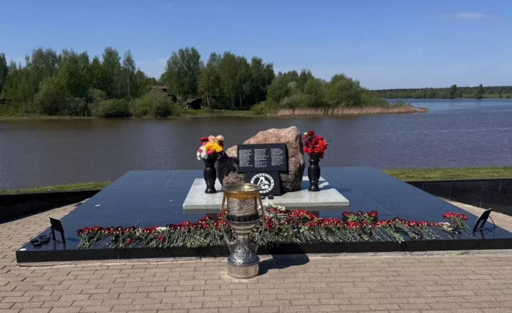 «Локомотив» почтил память погибших, принеся Кубок Гагарина к мемориалу погибшей команды | «Локомотив» принес Кубок Гагарина к мемориалу в Туношне