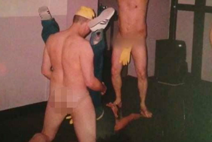 Жертва секс-травли в британской армии выложила фото "обрядов посвящения"