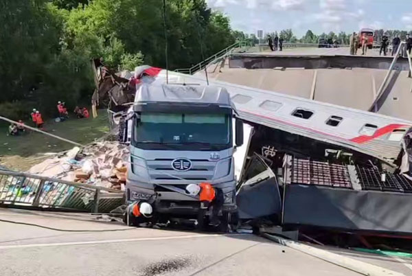 Путин всю ночь получал доклады от ФСБ и МЧС о ЧП в Курской и Брянской областях | Путин всю ночь получал доклады о ситуации в Курской и Брянской областях