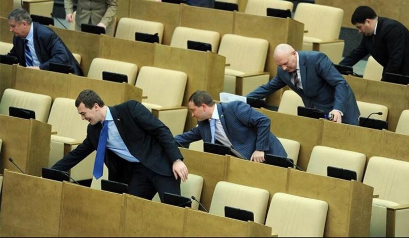 Депутаты Госдумы увеличили себе зарплату до 800 тысяч рублей и продолжают голосовать друг за друга