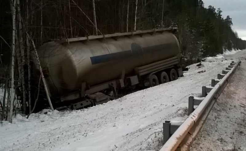 Два человека погибли в столкновении грузовиков на Среднем Урале