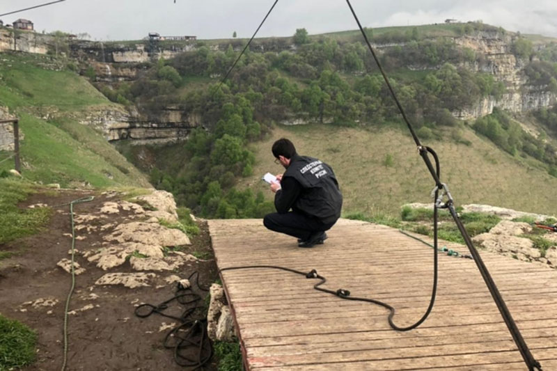В Дагестане туристы столкнулись на зиплайне, сильно пострадала девушка | В Дагестане возбудили дело после столкновения двух людей на зиплайне