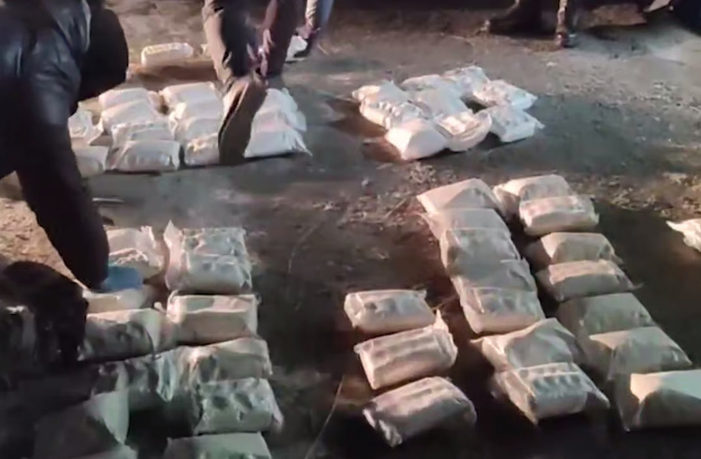 Челябинские силовики ликвидировали нарколабораторию и изъяли 300 килограмм наркотиков  | В Челябинске силовики изъяли рекордную партию синтетических наркотиков 