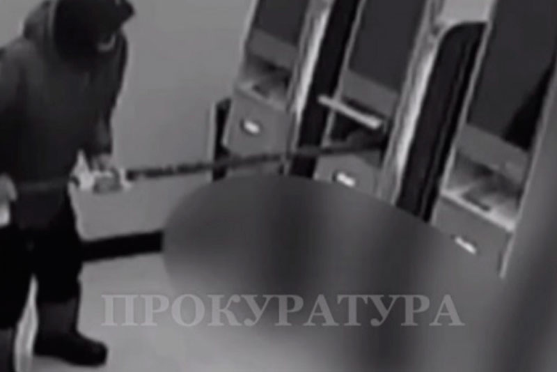 67-летний житель Москвы напал на банкомат, чтобы «поменять свою жизнь» | Жителя Москвы задержали за попытку украсть из банкомата деньги на «новую жизнь»