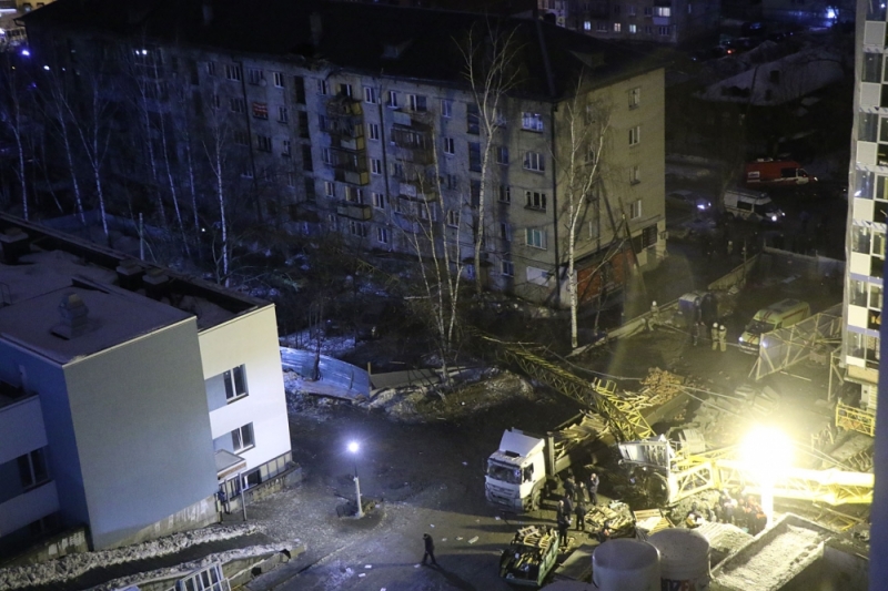 На месте падения крана в Екатеринбурге проводятся восстановительные работы