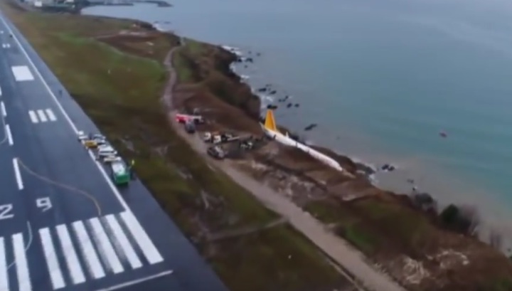 Самолет со 162 пассажирами повис на обрыве в Турции. Видео