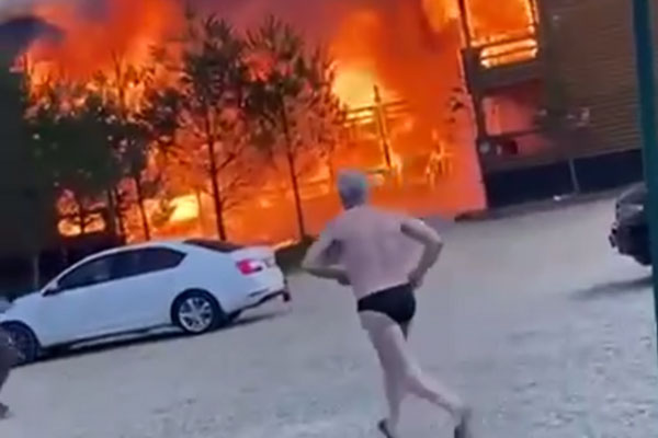 Люди в купальниках спасались с горящей турбазы в Краснодарском крае | На Кубани загорелась турбаза, люди выбегали из здания в одном нижнем белье