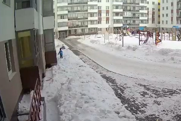 Глыба льда упала на трёхлетнего мальчика в Екатеринбурге