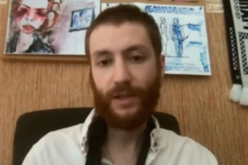 Журналиста Давида Френкеля хотят сделать виновным в том, что полицейский сломал ему руку. На него составили три протокола