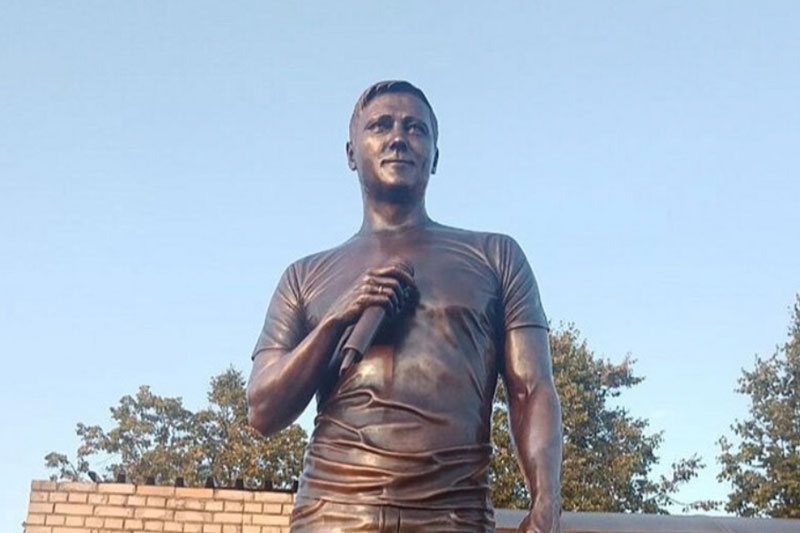 Вдова Шатунова установила правила посещения его могилы из-за «свалки» из цветов | Вдова Шатунова набросилась на его поклонников из-за «свалки» на могиле